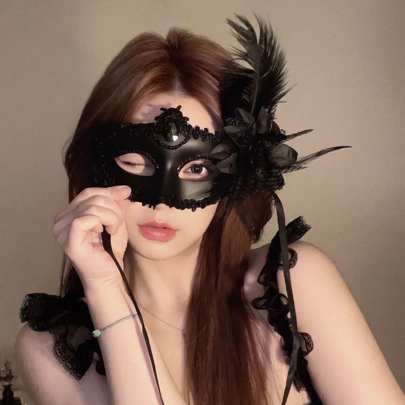 Elegant Costume Party Accessory Masquerade Mask with Feathers and Lace